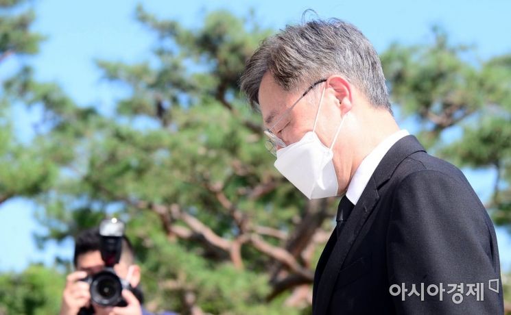 국민의힘 대선 예비후보로 첫 공식일정을 시작한 최재형 전 감사원장이 5일 서울 동작구 국립서울현충원 임시 현충탑 참배소에서 참배를 하고 있다./국회사진기자단