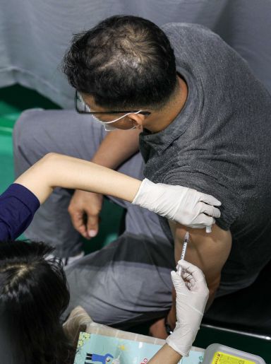 지난 5일 서울 서대문구 북아현문화체육센터에 마련된 접종센터를 찾은 한 시민이 코로나19 백신을 접종하고 있다. 사진=강진형 기자
