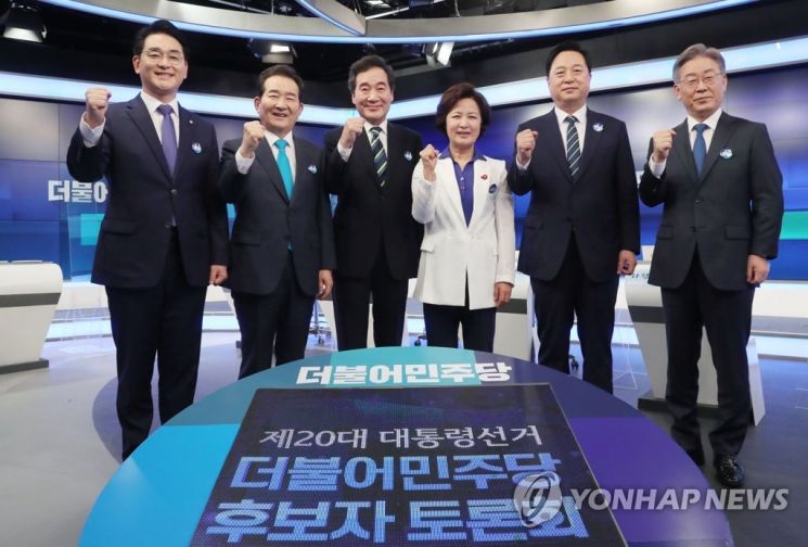 더불어민주당 대선경선 후보들이 지난 1차 TV토론회에 앞서 포토타임을 갖고 있다. / 사진=연합뉴스