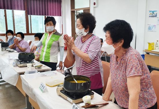 동신대, 홀몸노인 초청 '은빛 솔로의 금빛 행복 밥상' 프로그램 운영