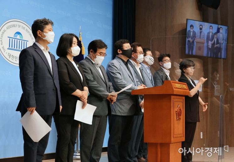 설훈 더불어민주당 의원이 5일 국회 소통관에서 한미연합군사훈련 조건부 연기 촉구 기자회견을 하고 있다./윤동주 기자 doso7@