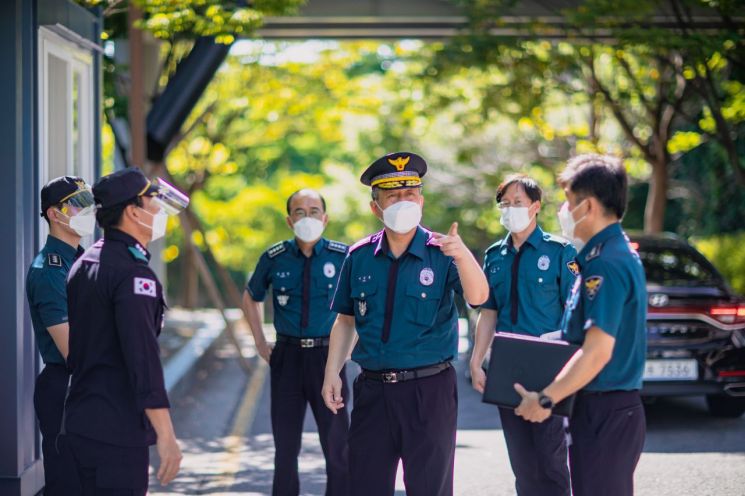 [포토] ‘코로나 전선’ 찾은 부산 경찰 수장 … 이규문 부산청장, 병원·치료센터 격려