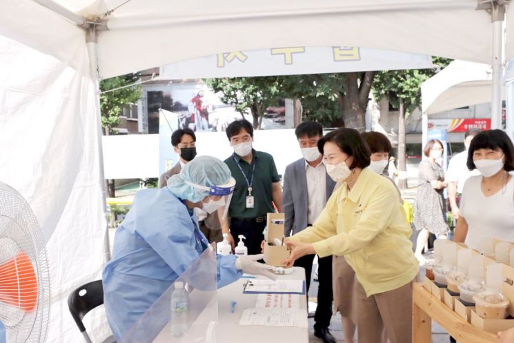 [포토] 김수영 양천구청장 폭염 속 고생하는 의료인 간식 전달 