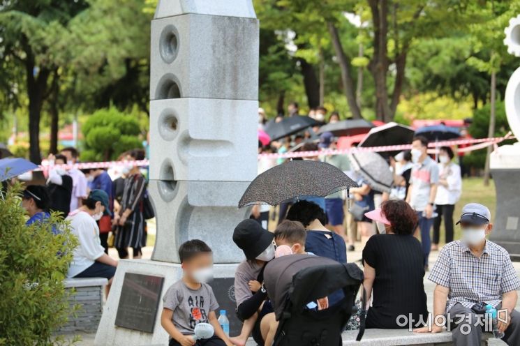 [포토] 폭염과 코로나19로 이중고 겪는 시민과 의료진 … 창원시 용지문화공원·가음정동 선별진료소 풍경