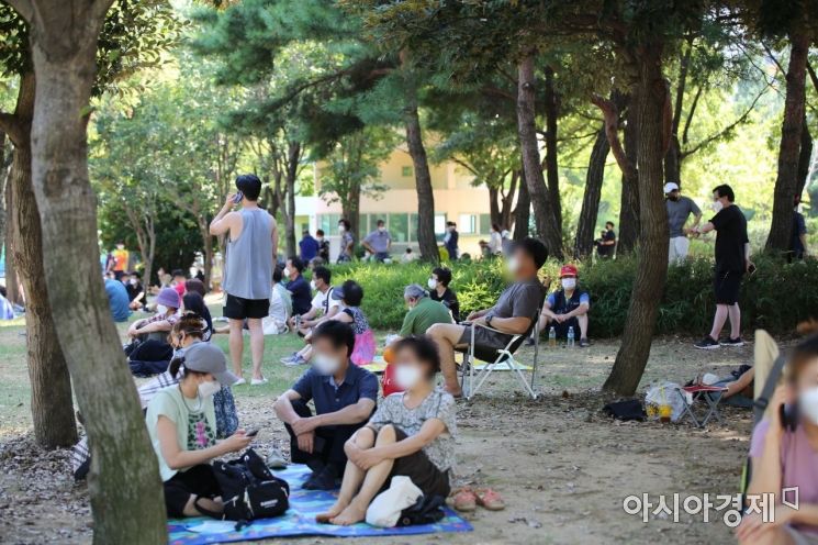 [포토] 폭염과 코로나19로 이중고 겪는 시민과 의료진 … 창원시 용지문화공원·가음정동 선별진료소 풍경