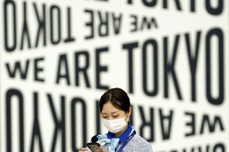 하계 올림픽이 열리고 있는 일본 수도 하네다 공항에서 이달 2일 코로나19 예방 마스크를 쓴 공항 직원이 구내를 걸어가고 있다. [이미지출처=연합뉴스]