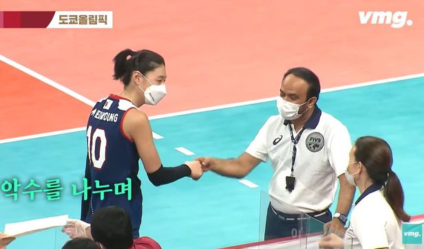 "역시 갓연경", 경기 후 레드카드 준 심판 찾아가 거듭 악수 청해