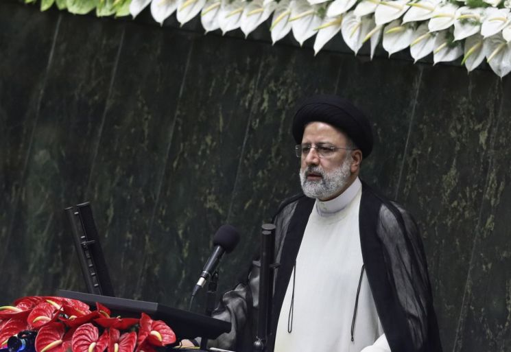 이란 강경파 라이시, 대통령 취임...핵합의 협상 재개 여부에 촉각(종합) 