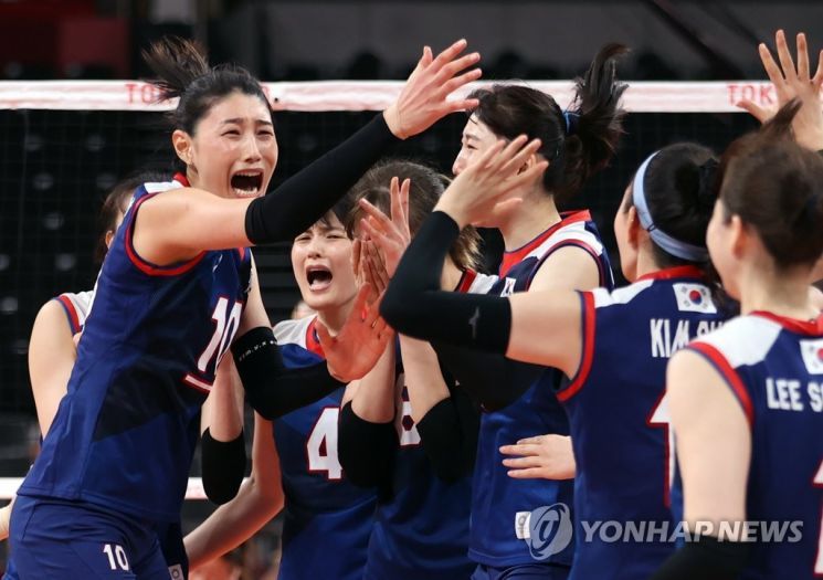 지난 4일 일본 아리아케 아레나에서 열린 도쿄올림픽 여자 배구 8강 한국과 터키의 경기에서 승리해 4강 진출에 성공한 한국 여자 배구팀 김연경(왼쪽) 등 선수들이 환호하고 있다. / 사진=연합뉴스