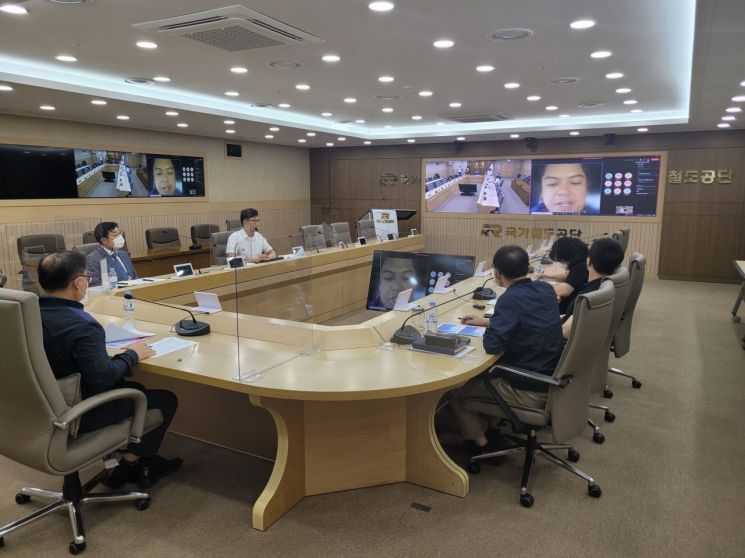 철도공단 김한영 이사장(왼쪽 첫 번째) 등은 필리핀 경전철 2호선 예타 조사를 앞두고 5일 필리핀 교통부 티모시 존 바탄(Timothy John Batan) 차관과 화상회의를 진행했다. 국가철도공단 제공