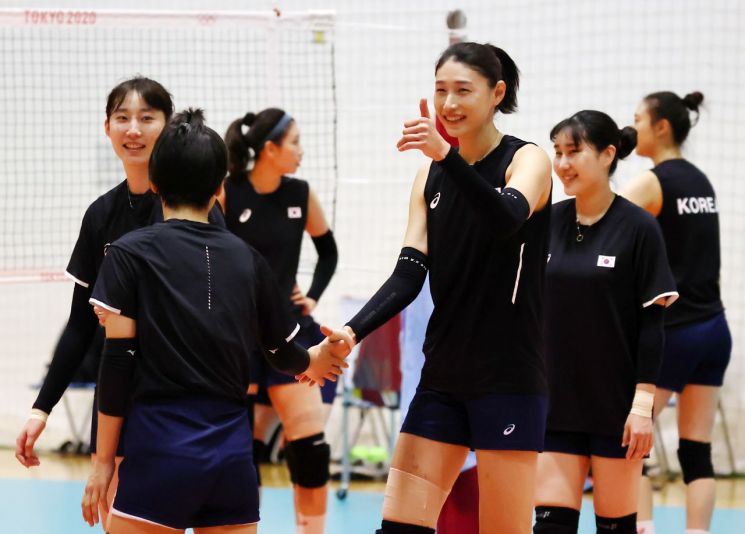 한국 여자배구 대표팀이 2020 도쿄올림픽 브라질과의 4강전을 하루 앞둔 5일 일본 시오하마 시민체육관에서 훈련중이다. [이미지출처=연합뉴스]