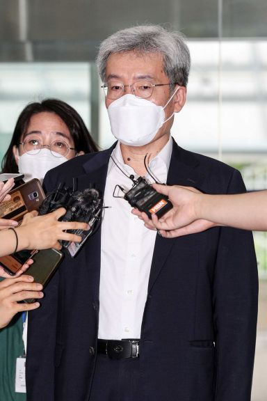고승범 금융위원회 위원장 후보자가 6일 서울 중구 예금보험공사에 마련된 인사청문사무실에 출근하며 취재진 질문에 답하고 있다./강진형 기자aymsdream@