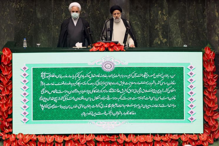 이란 강경파 라이시, 대통령 취임...핵합의 협상 재개 여부에 촉각(종합) 