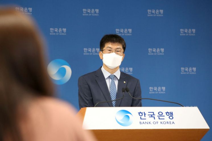 황상필 한국은행 경제통계국장이 6일 오전 서울 중구 한국은행에서 2021년 6월 국제수지(잠정)의 주요 특징을 설명하고 있다.