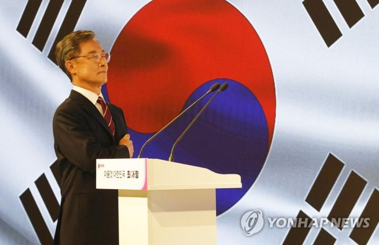 최 전 원장이 지난 4일 오후 경기도 파주시 문발동 한 스튜디오에서 열린 대선 출마 선언식에서 국기에 경례를 하고 있다. / 사진=연합뉴스