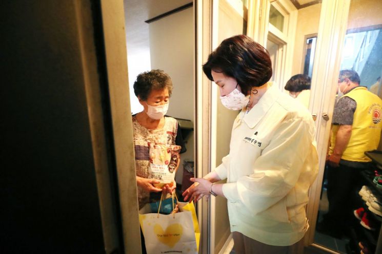 [포토]성장현 용산구청장, 용산공예관 부채 특별전 관람