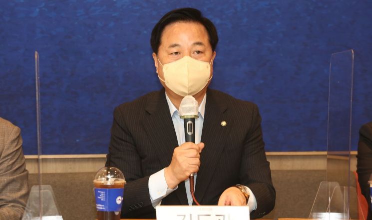 김두관 더불어민주당 대선 예비후보가 지난 3일 서울 마포구 한 커피전문점에서 열린 전국 자영업자 비상대책위원회 간담회에 참석, 발언하고 있다. [이미지출처=연합뉴스]