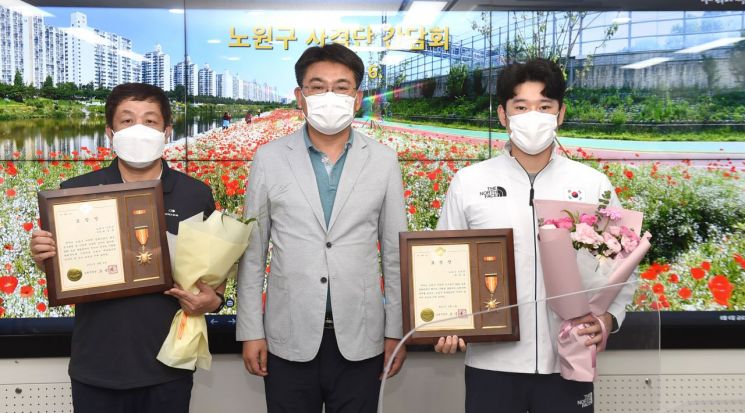 [포토]성장현 용산구청장, 용산공예관 부채 특별전 관람