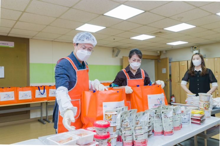 [포토]성장현 용산구청장, 용산공예관 부채 특별전 관람