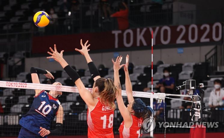 지난 4일 일본 아리아케 아레나에서 열린 도쿄올림픽 여자 배구 8강 한국과 터키의 경기에서 한국의 김연경이 공격하고 있다. [사진=연합뉴스]