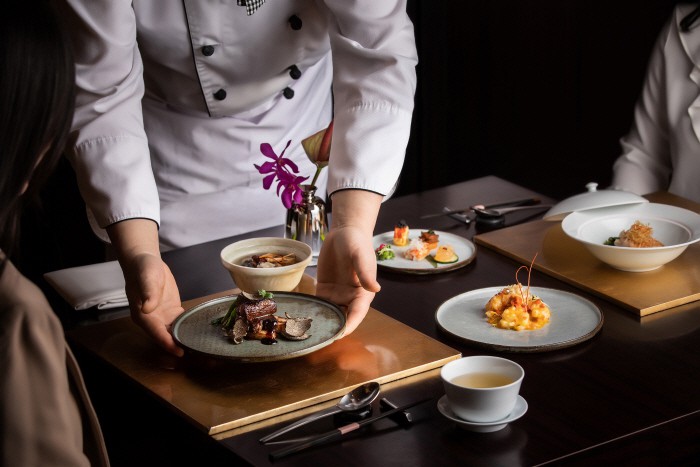 외식업계에 최고급이 뜬다…소비자가 주목한 ‘맡김차림’ - 뉴스 썸네일 이미지