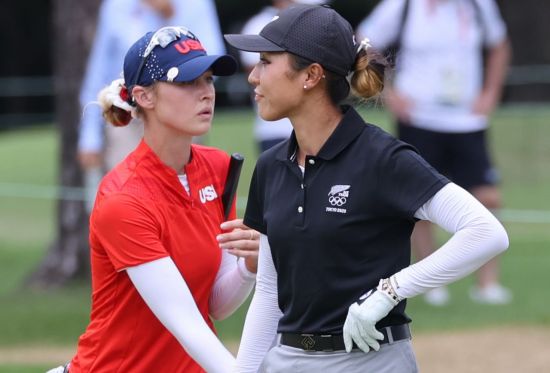 넬리 코르다(왼쪽)와 리디아 고가 도쿄올림픽 여자 골프 최종일 11번홀에서 동반 플레이를 펼치고 있다. 사이타마(일본)=연합뉴스