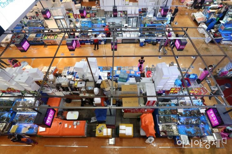 집단감염 여파 휴일 손님 끊긴 노량진수산시장 