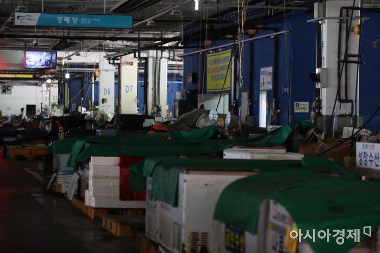 집단감염 여파 휴일 손님 끊긴 노량진수산시장 