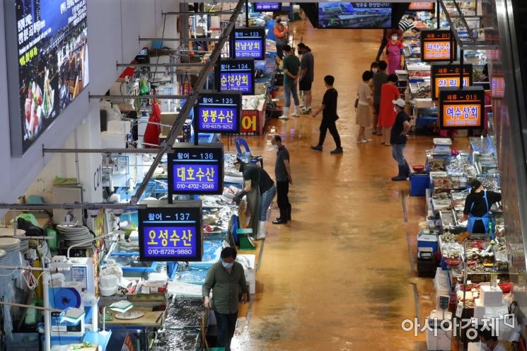 집단감염 여파 휴일 손님 끊긴 노량진수산시장 