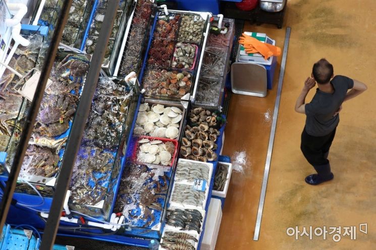 집단감염 여파 휴일 손님 끊긴 노량진수산시장 