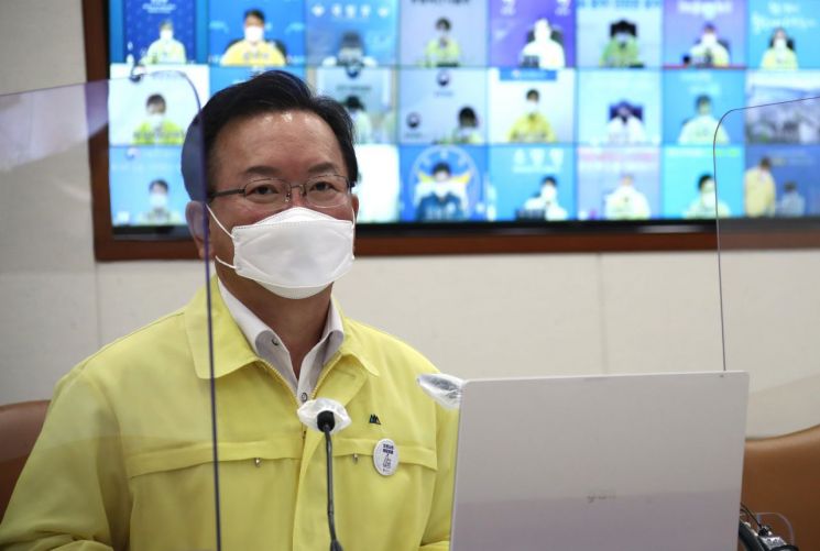 김부겸 국무총리가 지난 6일 정부서울청사에서 열린 코로나19 대응 중앙재난안전대책본부(중대본) 회의에 참석해 있다. / 사진=연합뉴스