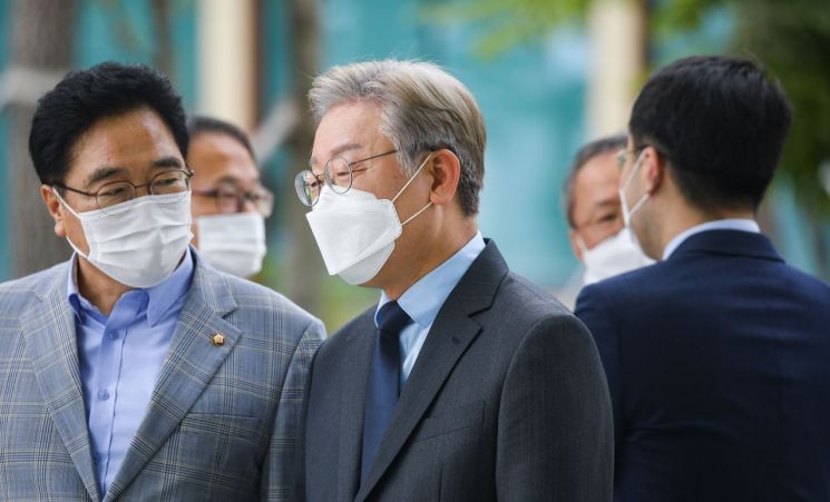 민주당 대선 예비후보인 이재명 경기도지사(가운데)가 8일 오전 서울 여의도 국회 소통관에서 네거티브 중단 선언을 했다. / 사진=연합뉴스