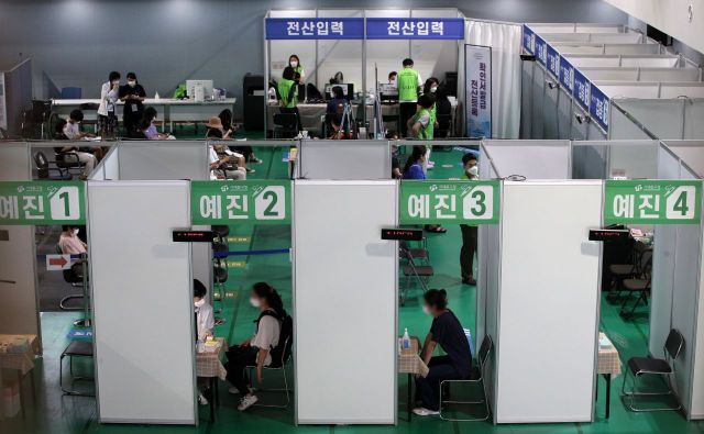 지난 9일 서울 서대문구 북아현문화체육센터에 마련된 예방접종센터에서 시민들이 예진을 하고 있다. 사진=김현민 기자