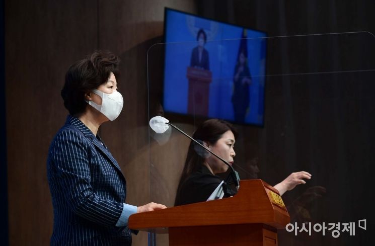 더불어민주당 대선 경선 예비후보인 추미애 전 법무부장관이 9일 국회 소통관에서 더불어민주당과 열린민주당의 통합을 촉구하는 기자회견을 하고 있다./윤동주 기자 doso7@