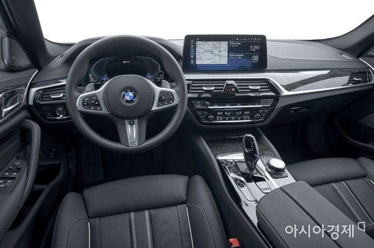 BMW 뉴 530e 실내