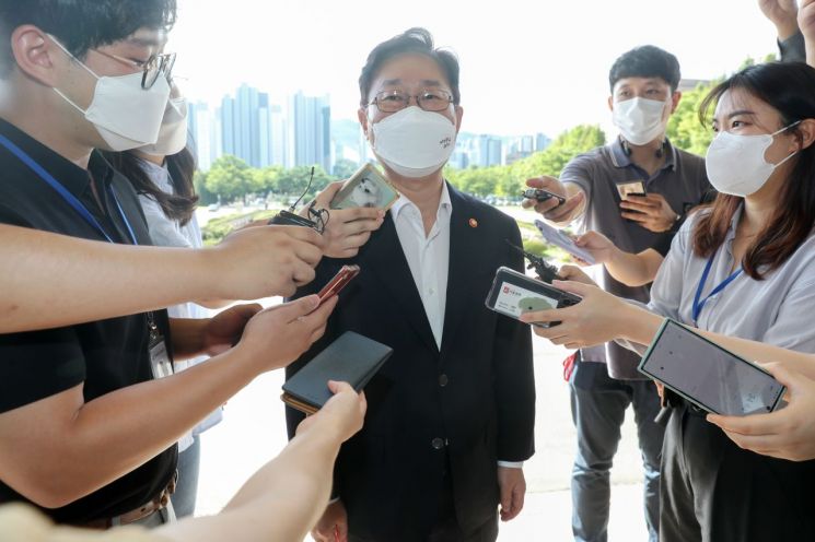박범계 법무부 장관이 9일 경기 과천시 법무부 청사에 출근하며 이재용 삼성전자 부회장 가석방 관련 취재진의 질문에 답변하고 있다./사진=연합뉴스