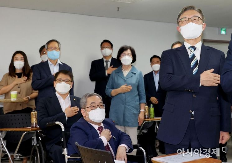 최재형 국민의힘 대선 예비후보가 9일 서울 여의도의 한 빌딩에 마련한 선거사무실에서 열린 선거대책회의에 참석, 국민의례를 하고 있다./윤동주 기자 doso7@