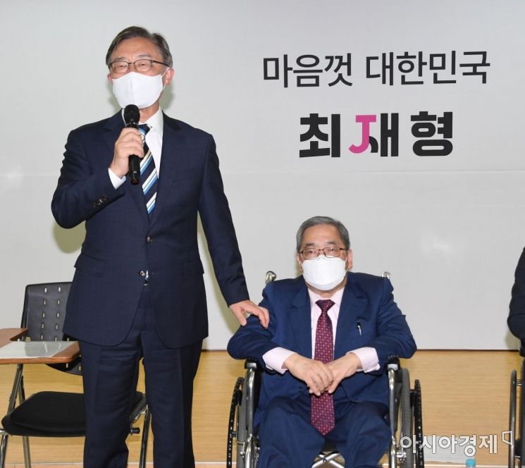 최재형 국민의힘 대선 예비후보가 9일 서울 여의도의 한 빌딩에 마련한 선거사무실에서 열린 선거대책회의에 참석, 인사말을 하고 있다./윤동주 기자 doso7@
