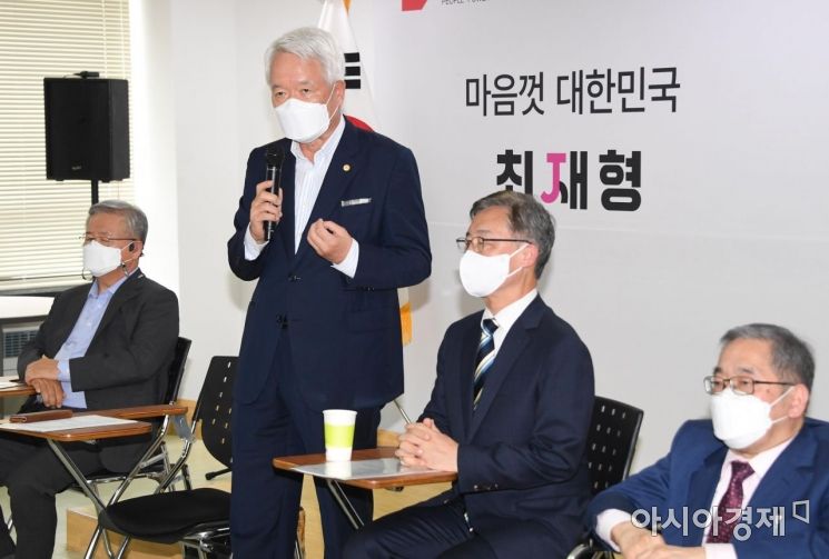 최재형 국민의힘 대선 예비후보 명예 공동선대위원장을 맡은 정의화 전 국회의장이 9일 서울 여의도의 한 빌딩에 마련한 선거사무실에서 열린 선거대책회의에 참석, 인사말을 하고 있다./윤동주 기자 doso7@