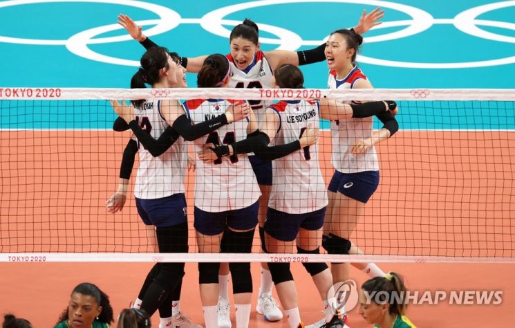 6일 도쿄올림픽 여자 배구 한국과 브라질 준결승전. 한국 선수들이 득점 성공 뒤 기뻐하고 있다. /사진=연합뉴스