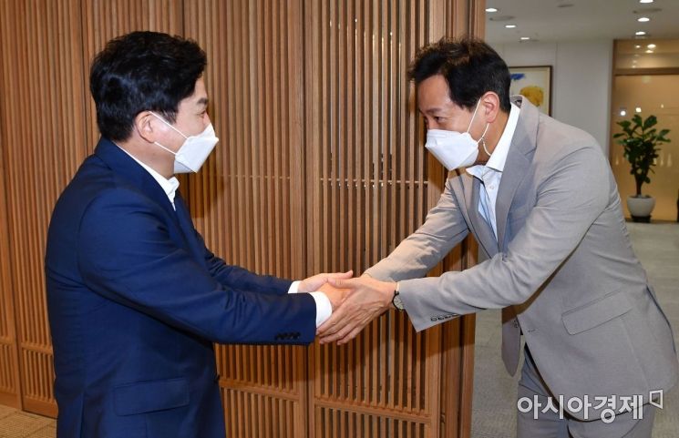 국민의힘 대선 경선 예비후보인 원희룡 전 제주지사가 9일 서울시청을 방문, 오세훈 서울시장과 인사를 나누고 있다./국회사진기자단