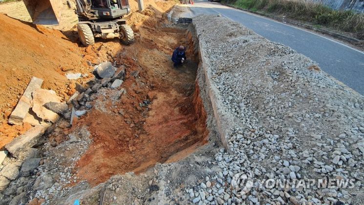 지난달 전북경찰청 경찰관들이 김제의 한 공사 현장에서 시신 발굴 작업을 벌이고 있다. /사진=연합뉴스