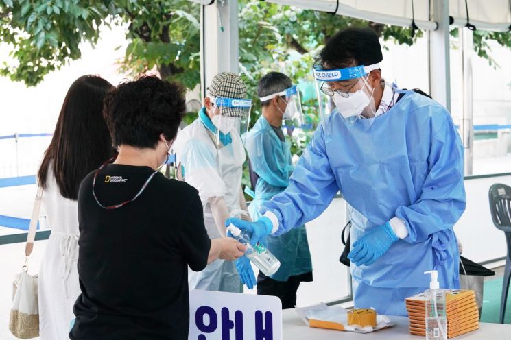 유덕열 동대문구청장·최홍연 부구청장 등 전 직원 선별진료소 근무 