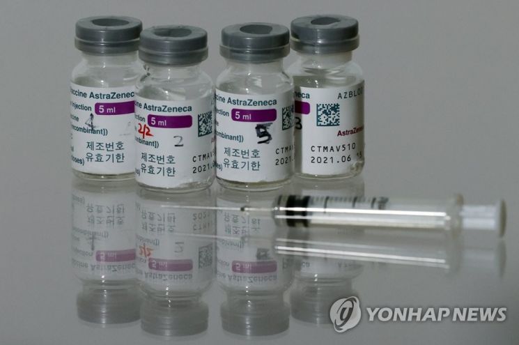 현직 간호사 "제가 권유한 백신 맞은 아버지, 손가락 하나도 못 움직여" 靑 청원