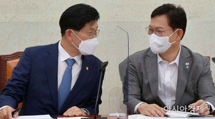 노형욱 국토부장관이 10일 국회에서 열린 '광주학동사고 재발방지대책 당정협의'에 참석, 회의 도중 송영길 더불어민주당 대표와 이야기를 나누고 있다./윤동주 기자 doso7@