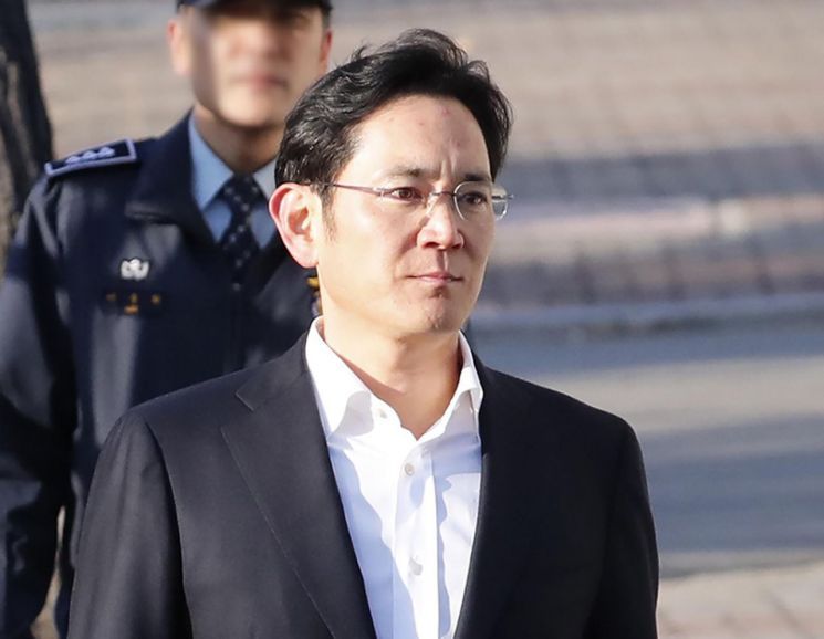 국정농단 사건으로 복역 중인 이재용 삼성전자 부회장이 오는 13일 가석방으로 풀려난다. 사진은 지난 2018년 2월5일 '국정농단' 항소심 선고 뒤 서울구치소에서 풀려나는 이 부회장 모습 / 사진=연합뉴스