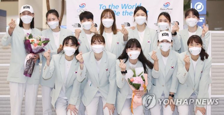 9일 오후 인천국제공항 제2터미널 입국장에서 열린 2020 도쿄올림픽 대한민국 선수단 환영식에서 여자 배구 대표팀 선수들이 기념촬영을 하고 있다. [이미지출처=연합뉴스]