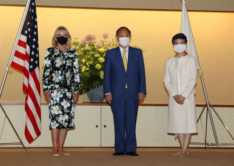 스가 요시히데(가운데) 일본 총리와 부인 스가 마리코 여사가 도쿄올림픽 개막 전야인 22일 도쿄 아카사카 영빈관에서 질 바이든(왼쪽) 미국 대통령 부인과 만나 기념촬영을 하고 있다. [이미지출처=연합뉴스]
