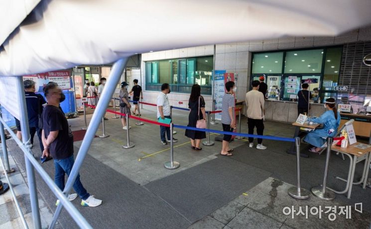 코로나19 신규 확진자가 1540명 발생한 10일 서울 동작구보건소에 마련된 임시선별검사소를 찾은 시민들이 검사를 받기 위해 대기하고 있다./강진형 기자aymsdream@