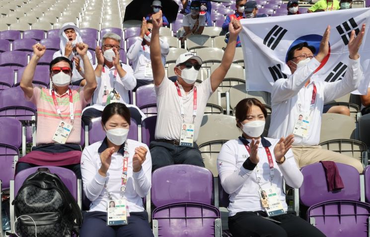 정의선 현대차그룹 회장(가운데)이 도쿄올림픽 양궁 대표팀을 응원하고 있다. [이미지출처=연합뉴스]
